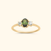 Elegante 9 karaat gouden ring met een ovale groene toermalijn en twee fonkelende diamanten aan weerszijden.