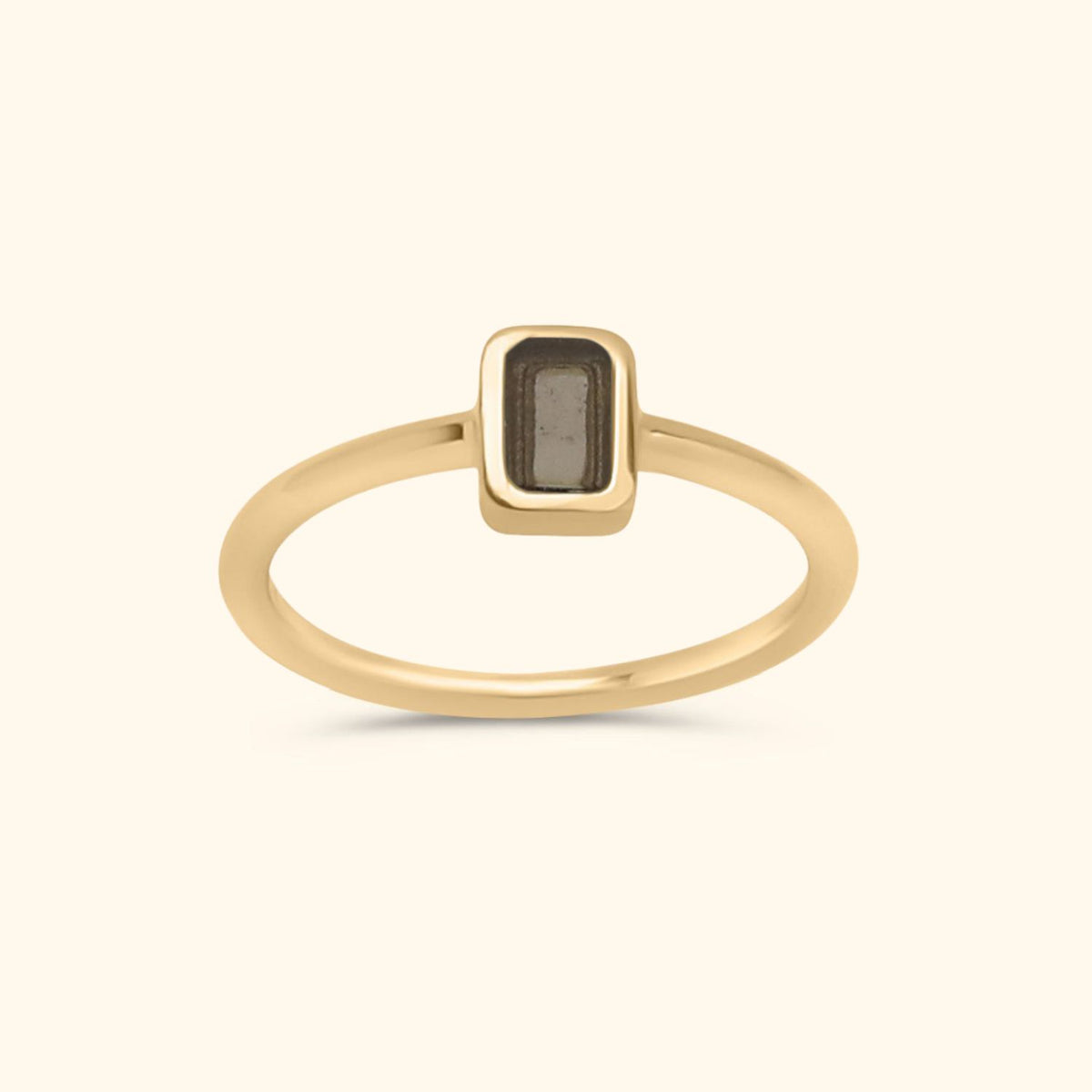 Gold plated brass ring met een octagon smoky quartz steen – Maria Smoky Octagon Ring, een stijlvolle en tijdloze damesring.